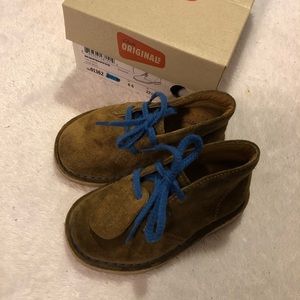Clarks desert boots size 6.5 wide tan suede